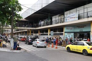 Huelga de choferes de buses por posible aumento de tasas de embarque - ADN Digital