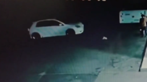 Automovilista atropelló a un hombre en un surtidor y se dio a la fuga