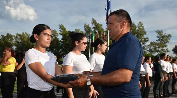 Histórico ingreso del primer grupo de mujeres al Cimefor - Noticiero Paraguay