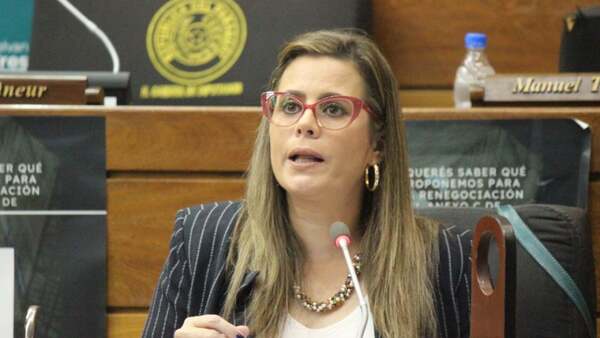 Kattya González asegura que cartistas le ofrecieron negocios con el Estado