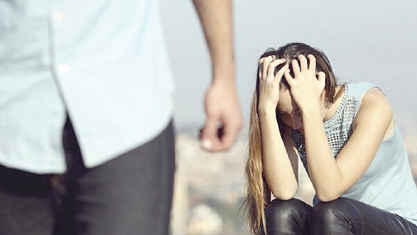 “Ya tengo 27 años, pero mi papá no me deja salir sola con mi novio”