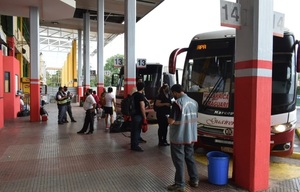Choferes de buses protestan contra alza de tasas en la terminal de Asunción | Locales | 5Días