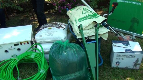 Municipio cambyreteño entrega importante lote de insumos y herramientas en Colonia Paraná