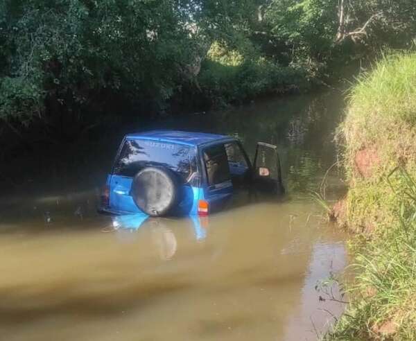 Video: realizaba maniobras peligrosas y cayó con su camioneta a un arroyo de Cambyretá - Policiales - ABC Color