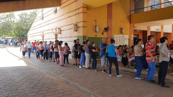 Hospital de Clínicas: pacientes forman durante horas largas filas para conseguir turnos de consultas en oftalmología - Nacionales - ABC Color