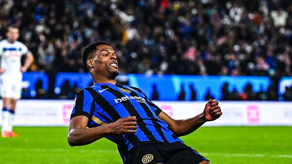 Dumfries maltrata al Atalanta