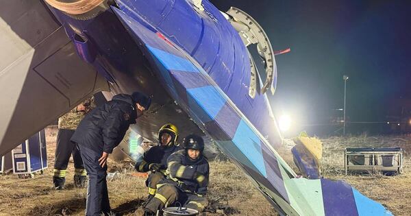 La Nación / Peritan avión caído en Kazajistán