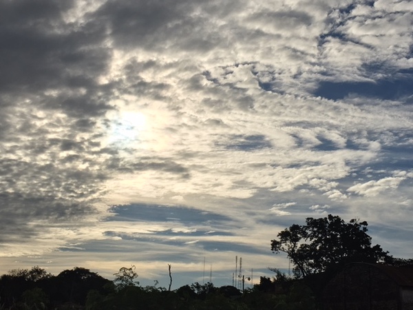 Jornada calurosa y cielo parcialmente nublado