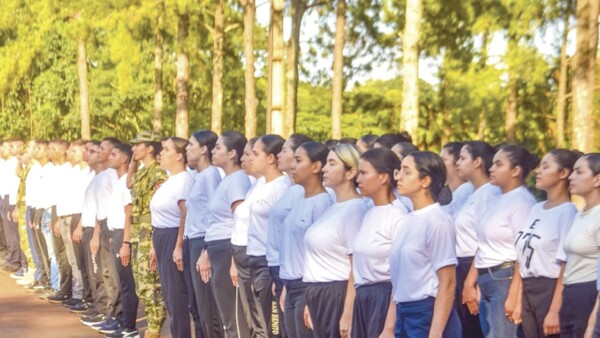 Mujeres copan los cuarteles: Así son las reglas para ellas