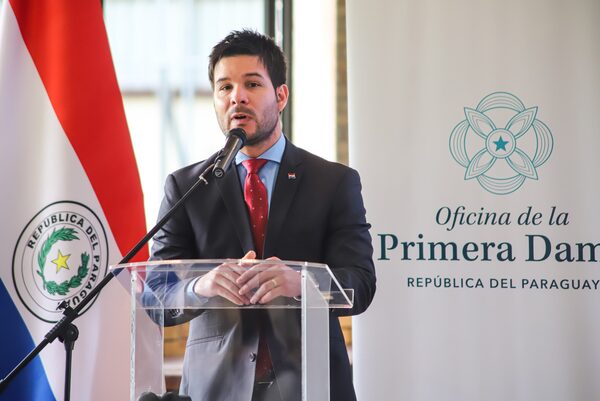 Ministro advierte posibles estafas con utilización de su nombre