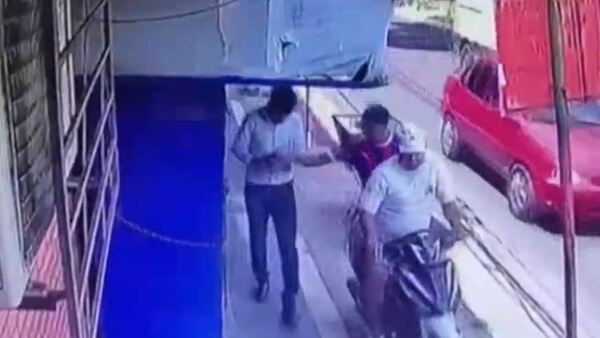 Video: Quería responder un mensaje y fue víctima de motochorros