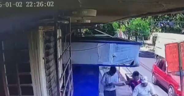 Diario HOY | VIDEO| Hombre es despojado de su celular por motochorros mientras caminaba