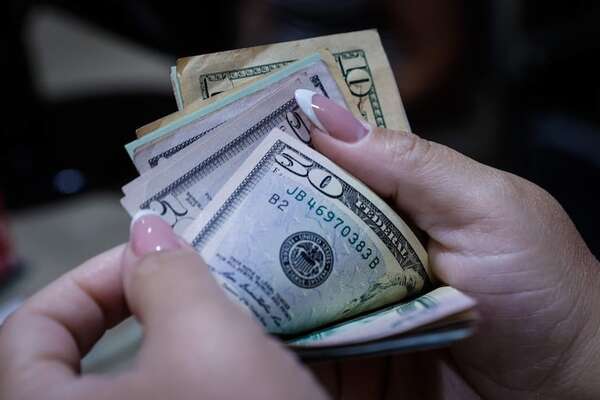 Cotización: el dólar repuntó en primer día operativo del año - Economía - ABC Color