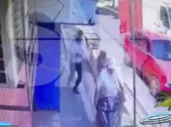 Hombre persigue a motoasaltantes tras ser despojado de su celular - SNT