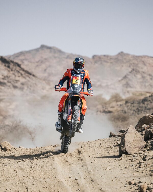 Versus / El Dakar-2025 arranca con victorias de Sanders y Lategan en el prólogo