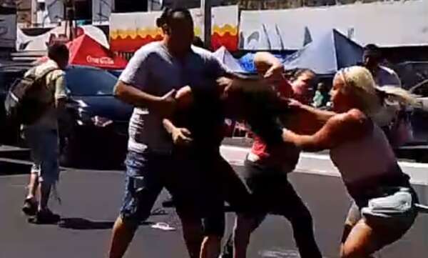 Videos: “moquete” en el Mercado 4 en arranque del operativo Reyes Magos - Policiales - ABC Color