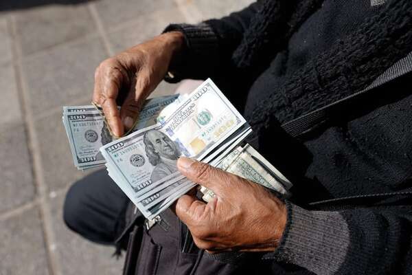 Cotización: estiman que el dólar sobrepasá los G. 8.000 en el transcurso del 2025 - Economía - ABC Color