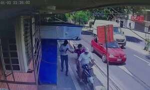 Ladrones en moto roban celulares a peatones distraídos en plena vereda  - Policiales - ABC Color