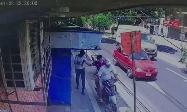 Ladrones en moto roban celulares a peatones distraídos en plena vereda - Policiales - ABC Color