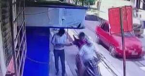 La Nación / En plena vía pública motochorros robaron el celular a un joven