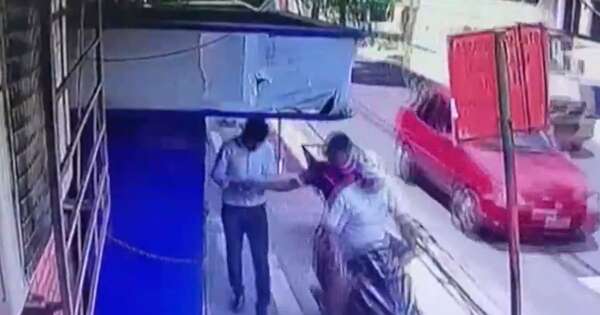 La Nación / En plena vía pública motochorros robaron el celular a un joven