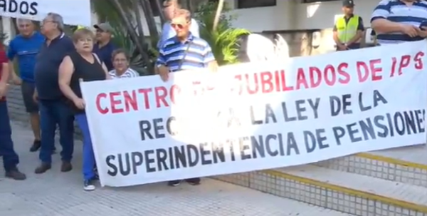 Jubilados del IPS exigen reajuste del 15% en sus haberes - SNT