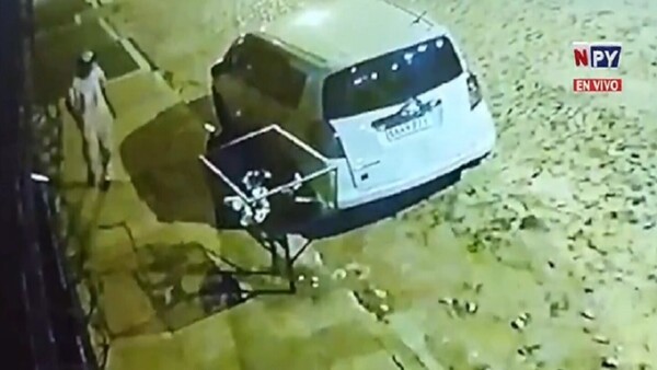Ladrón robó accesorios de un auto y la misma víctima lo atrapó