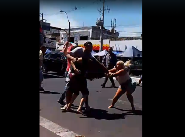 Dos vendedoras se trenzaron a golpes en el Mercado 4 - 1000 Noticias