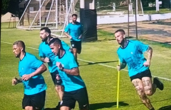 Darío Benedetto ya entrena en Olimpia
