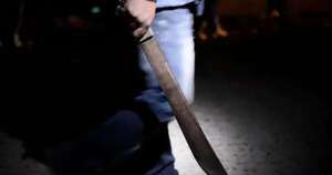 La Nación / Detienen a un hombre que habría atropellado con machete la casa de su suegra