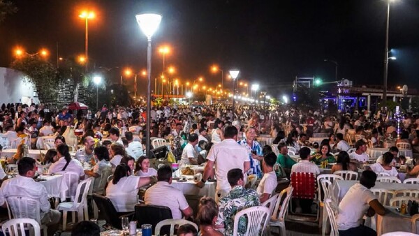 Multitudinario brindis en la Playa San José