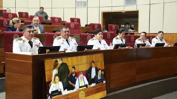 Oficiales ascienden a comisarios generales - Política - ABC Color