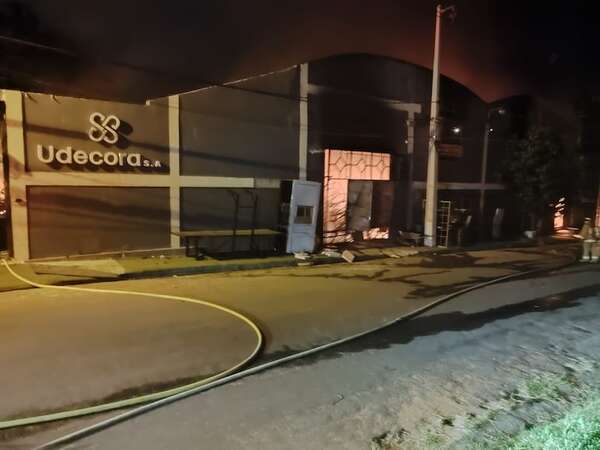 Incendio de gran magnitud arrasa con depósito de mueblería en Lambaré - Policiales - ABC Color