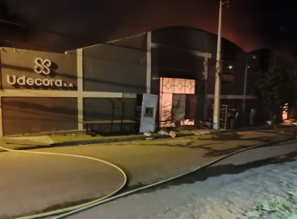 Incendio consume depósito de mueblería en Lambaré