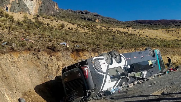 Al menos seis muertos y seis desaparecidos por accidente de bus en los Andes de Perú
