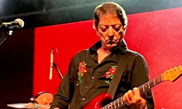 Investigan a guitarrista de Virus, tras la muerte a su pareja en un juego sexual
