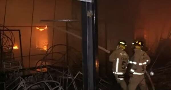 La Nación / Incendio de gran magnitud consumió por completo depósito en Lambaré