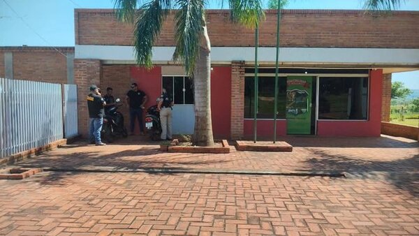 Allanan Municipalidad de Ybyrarobaná e incautan elementos de interés para la causa