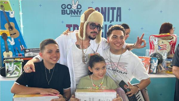 Bad Bunny entrega piezas musicales, deportivas y de arte para que niños logren sus sueños