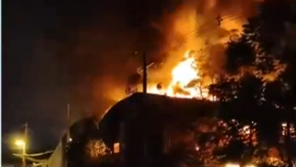Fuego consume tinglados de mueblería en Lambaré