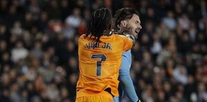 Versus / Vinicius simula, reclama y agrede a un rival