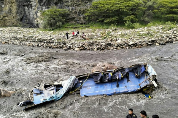 Caída de bus al río deja 6 fallecidos, 17 desaparecidos y 32 heridos en Perú - Unicanal