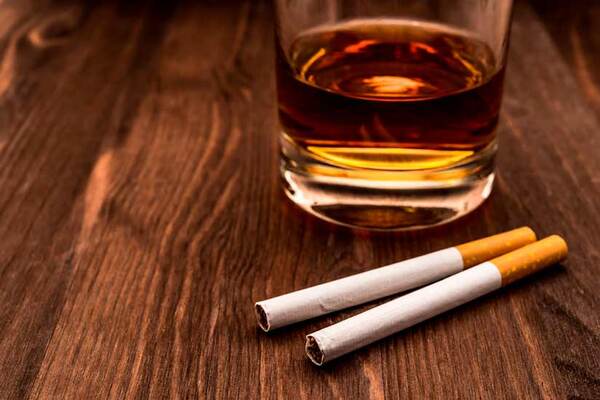 Las bebidas alcohólicas podrían tener advertencias sobre riesgo de cáncer, como los cigarrillos