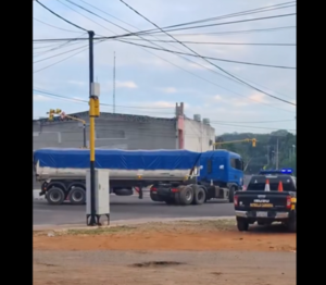 Camioneros continúan realizando giro a la izquierda en Pedrozo, denuncian - 1000 Noticias