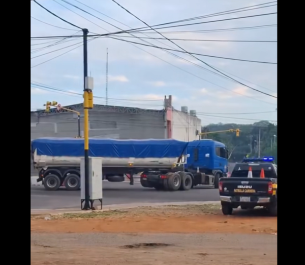 Camioneros continúan realizando giro a la izquierda en Pedrozo, denuncian - 1000 Noticias