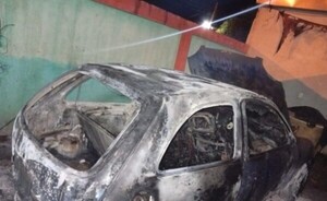 Incendio consume un vehículo en el patio de una vivienda 