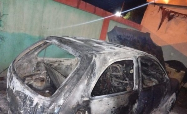 Incendio consume un vehículo en el patio de una vivienda