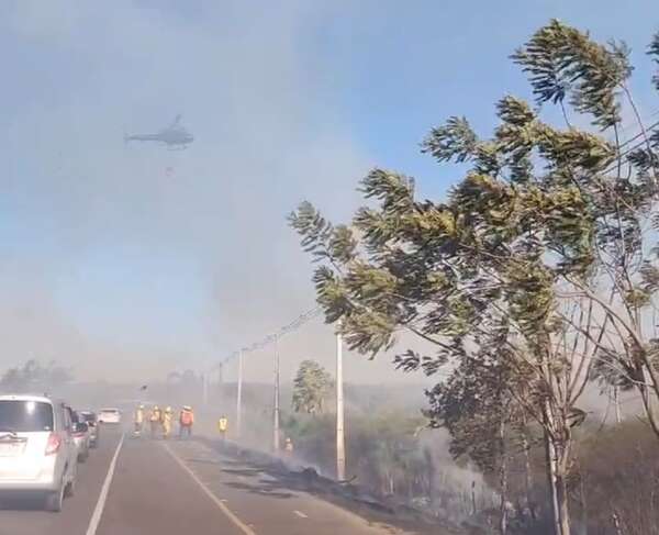 Video: incendio cerca del peaje Luque-San Bernardino genera caos vehicular - Nacionales - ABC Color