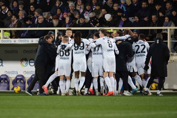 Versus / Napoli no falla ante Fiorentina y salta a la punta de la Serie A