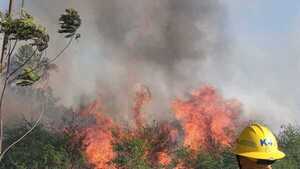 Incendio forestal afecta zona de ruta Luque-San Bernardino y piden evitar dicho tramo